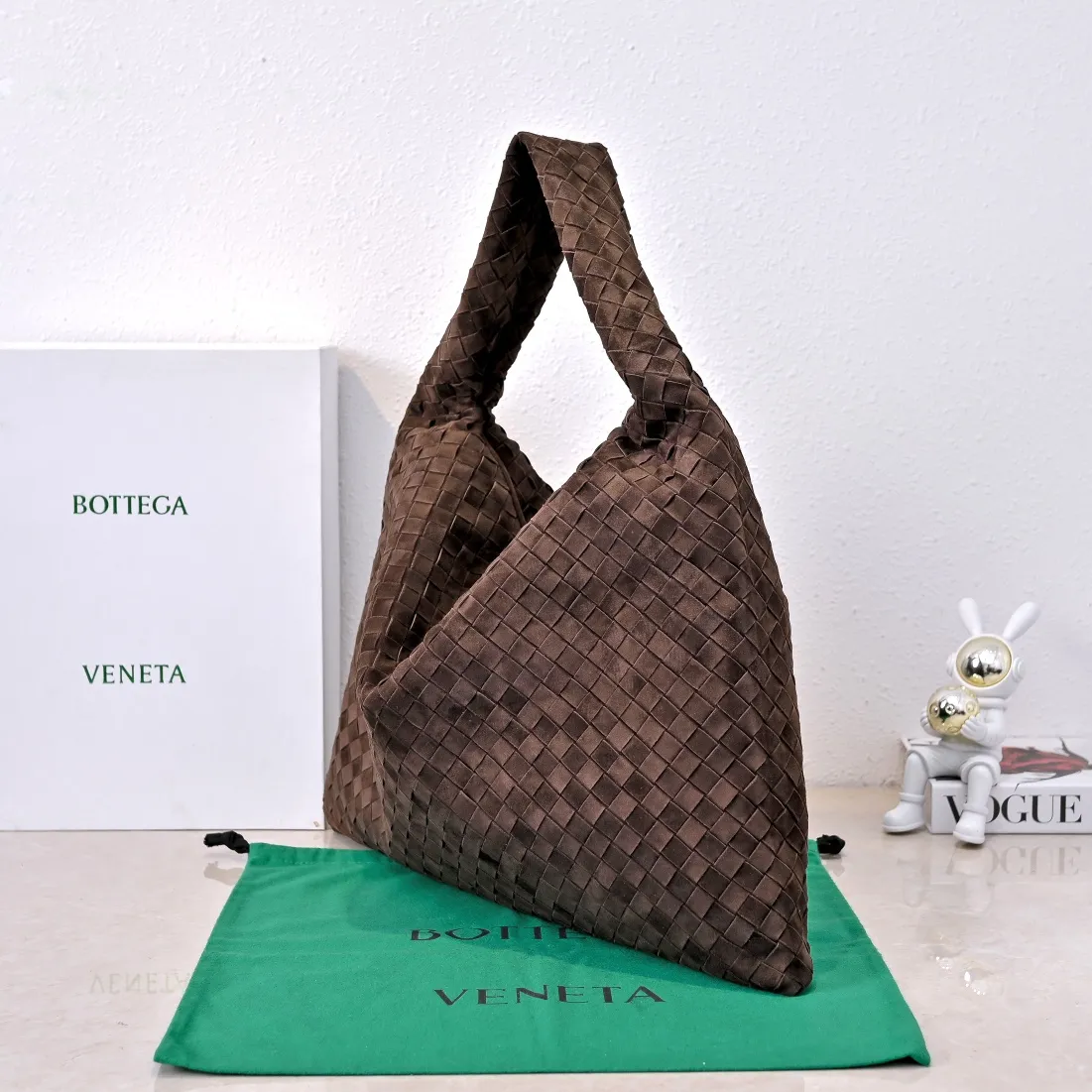 Batch 2160 #Bv Yangjin large size HOP cowhide, the bag body and handles are made of a whole piece of woven leather. The bag body is soft and lazy. Hop symbolizes the praise of innovation and eternal craftsmanship [love]. The pyramid silhouette combines practicality and fashion. Modern and casual, the bag mouth is double-sided closed design, more convenient and safe! Made of soft cowhide and full of texture, this is a must-have for fashionable ladies who like minimalism, comfort and casualness! Model: 3970 Dimensions: 54x24x13